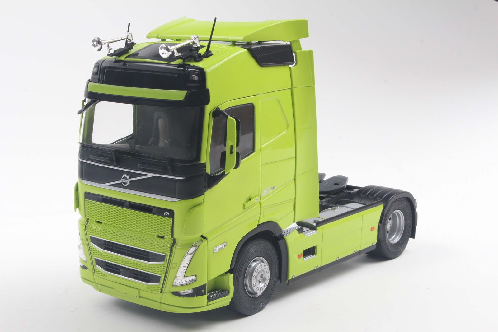 Solido 1:24 Diecast - 2023 Volvo Trucks FH Gobetrotter XL Neon Green - S2400107