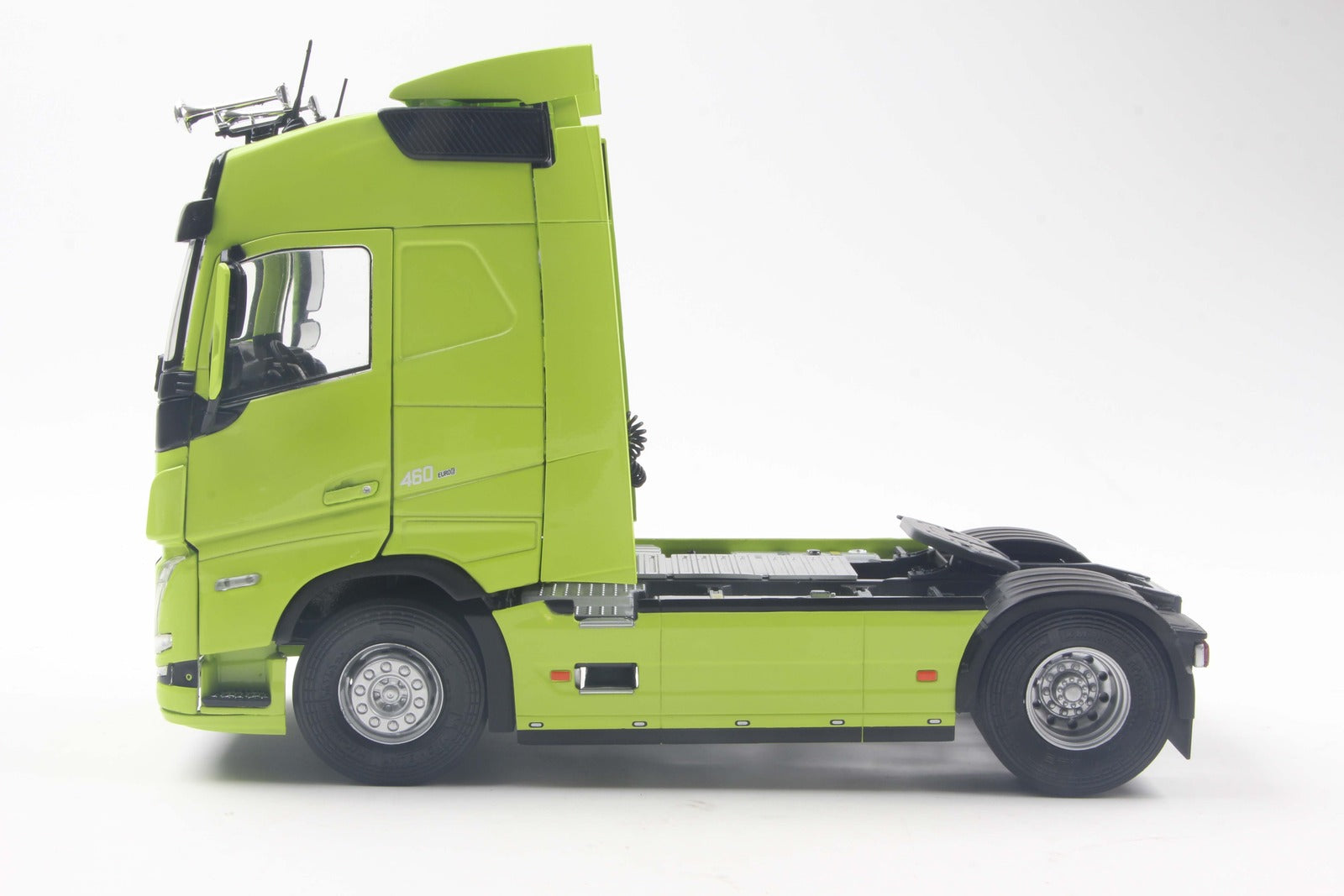 Solido 1:24 Diecast - 2023 Volvo Trucks FH Gobetrotter XL Neon Green - S2400107