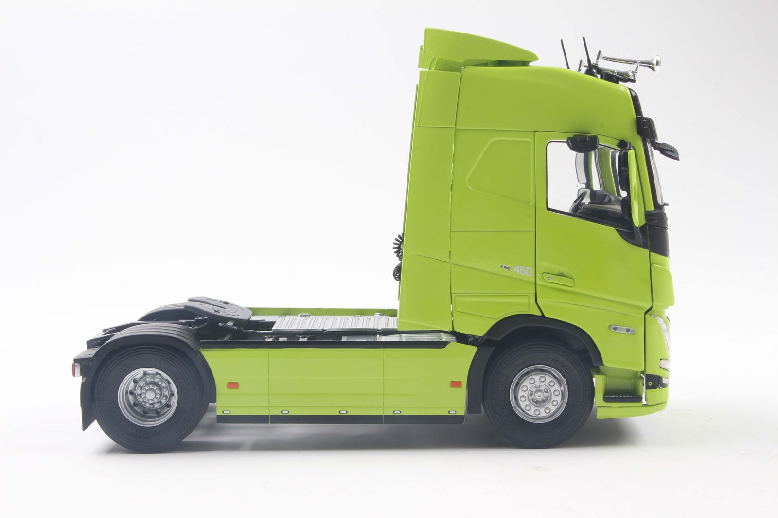 Solido 1:24 Diecast - 2023 Volvo Trucks FH Gobetrotter XL Neon Green - S2400107