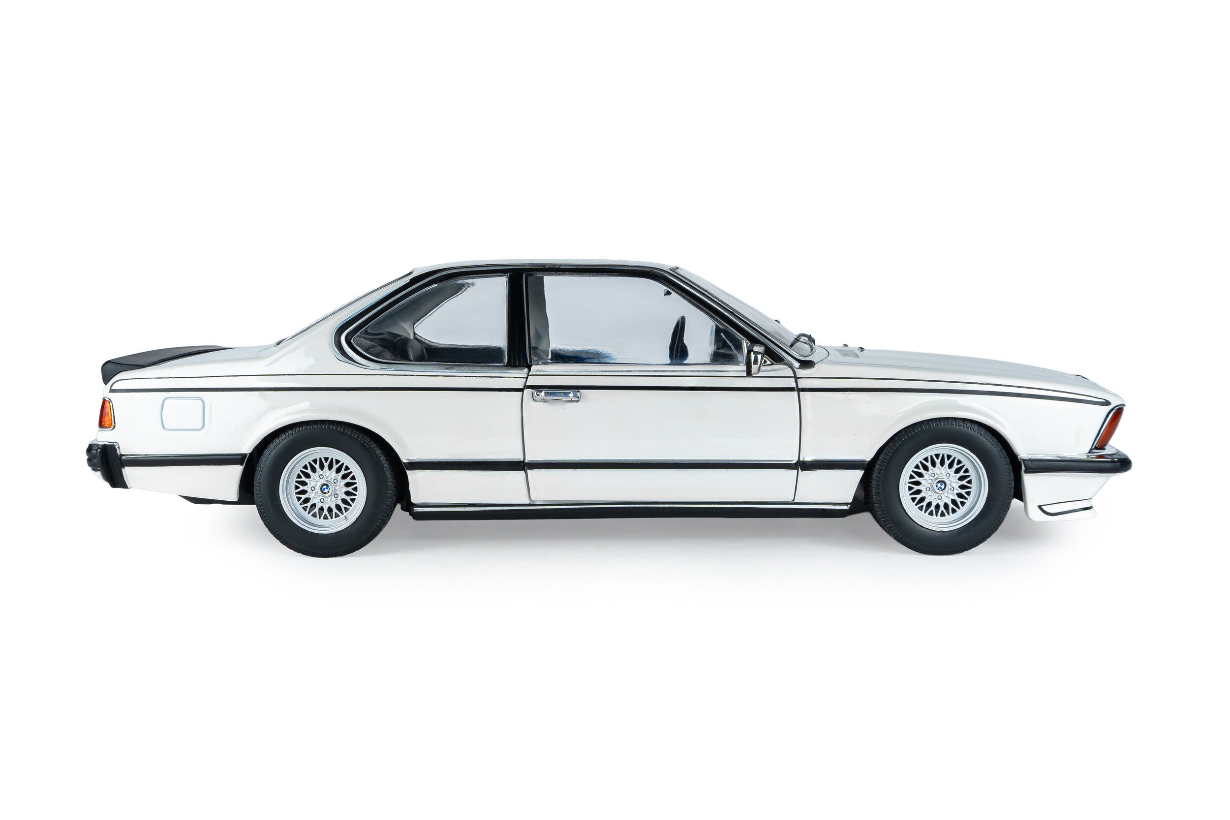 SOLIDO 1:18 Scale Diecast - 1984 BMW 635 CSi, White - S1810304