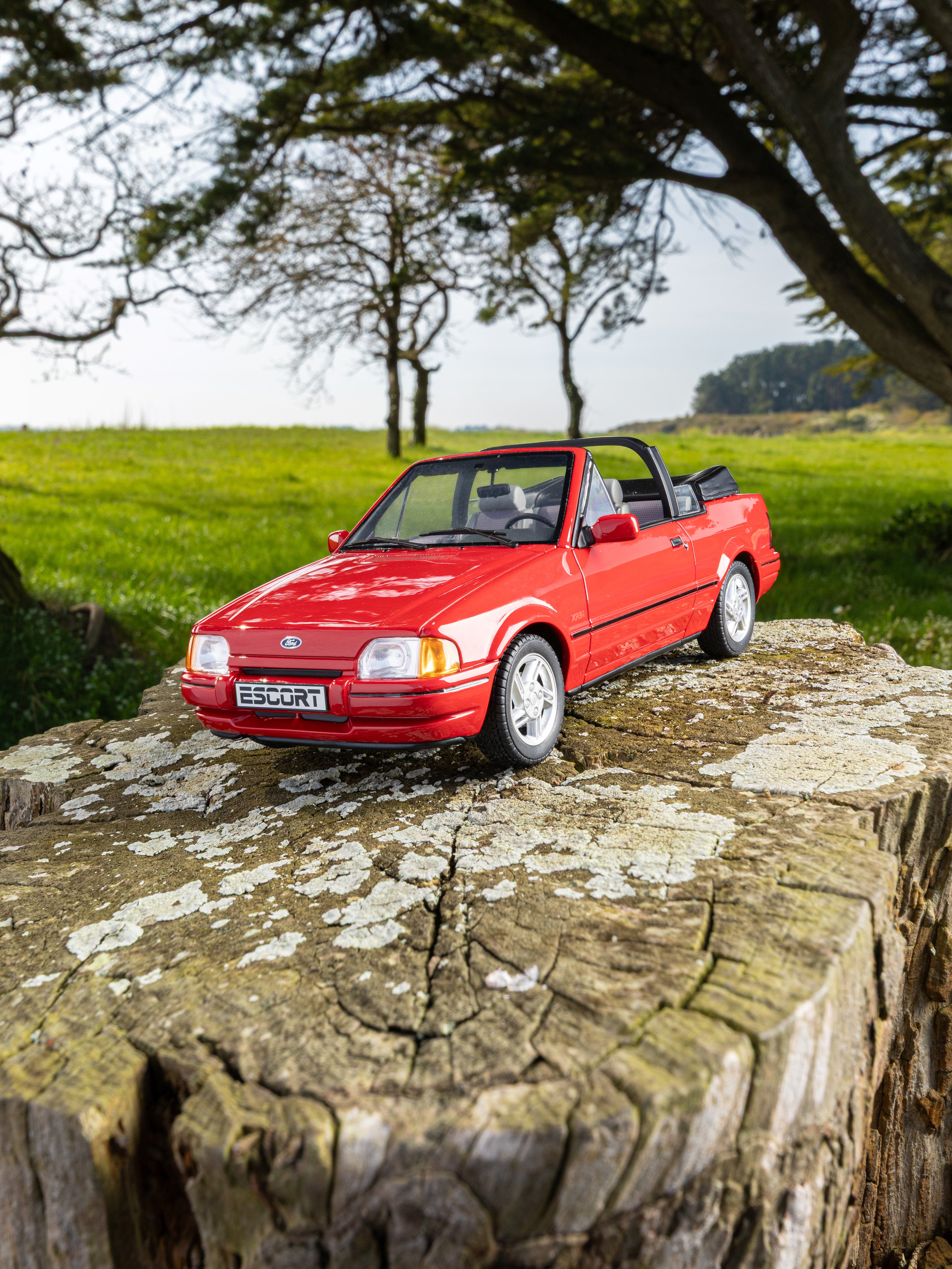 OTTO 1:18 Scale Resin - 1986 Ford Escort XR3i Mk4 Convertible, Flamenco Red - OT1254