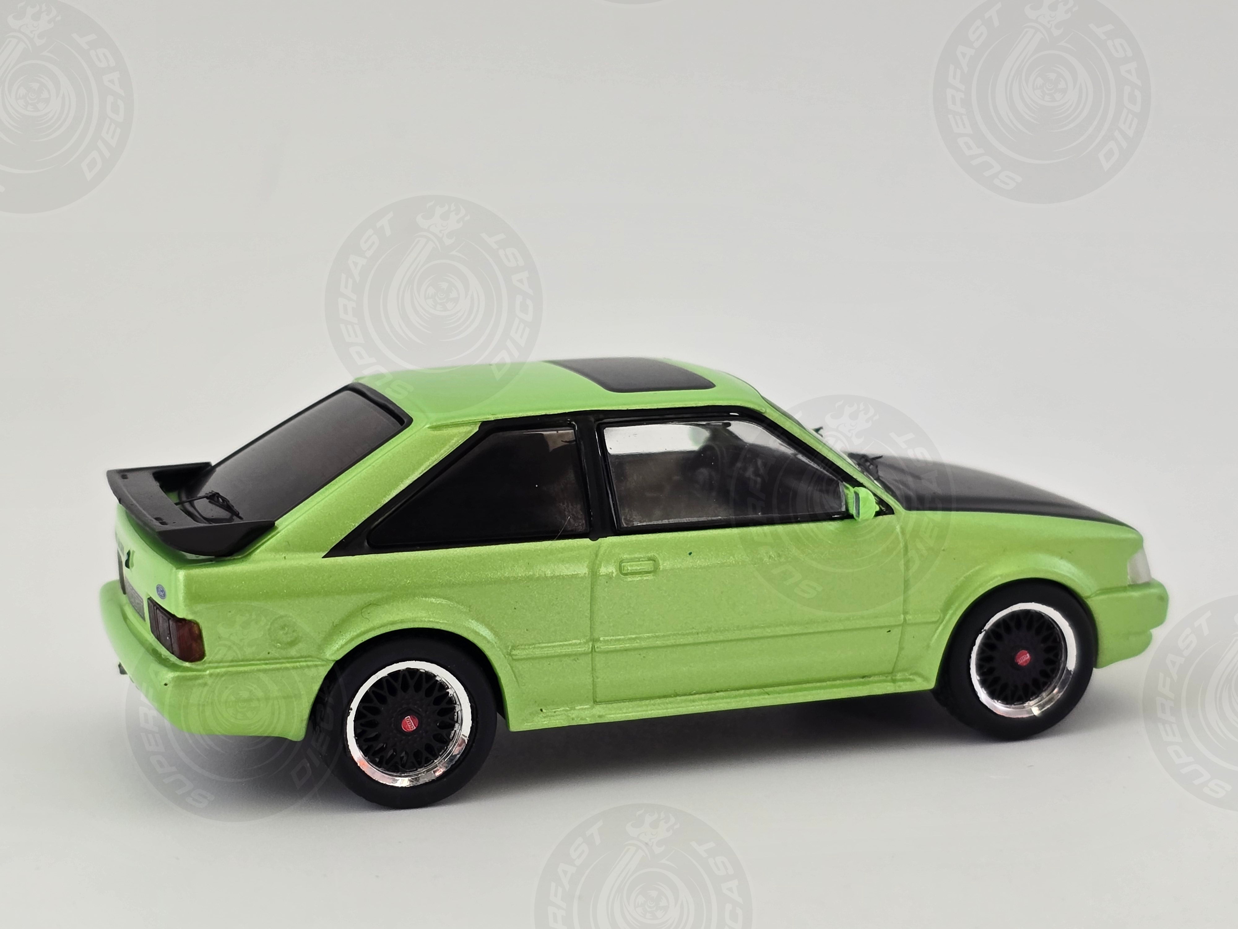 IXO 1:43 Scale Diecast Model Car - 1990 Ford Escort Mk3 XR3, Green/Black - 	IXOCLC584N.22