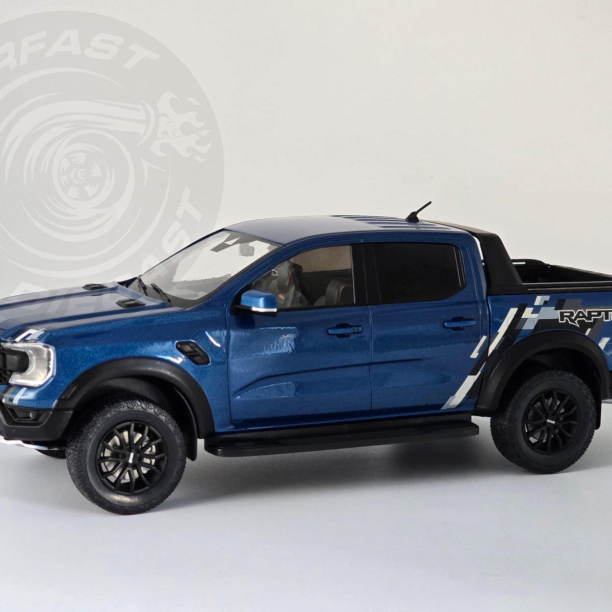 Ford Ranger Raptor 2023 Gris Métal - Échelle 1/18 - Model Car Group (MCG) - Neuf