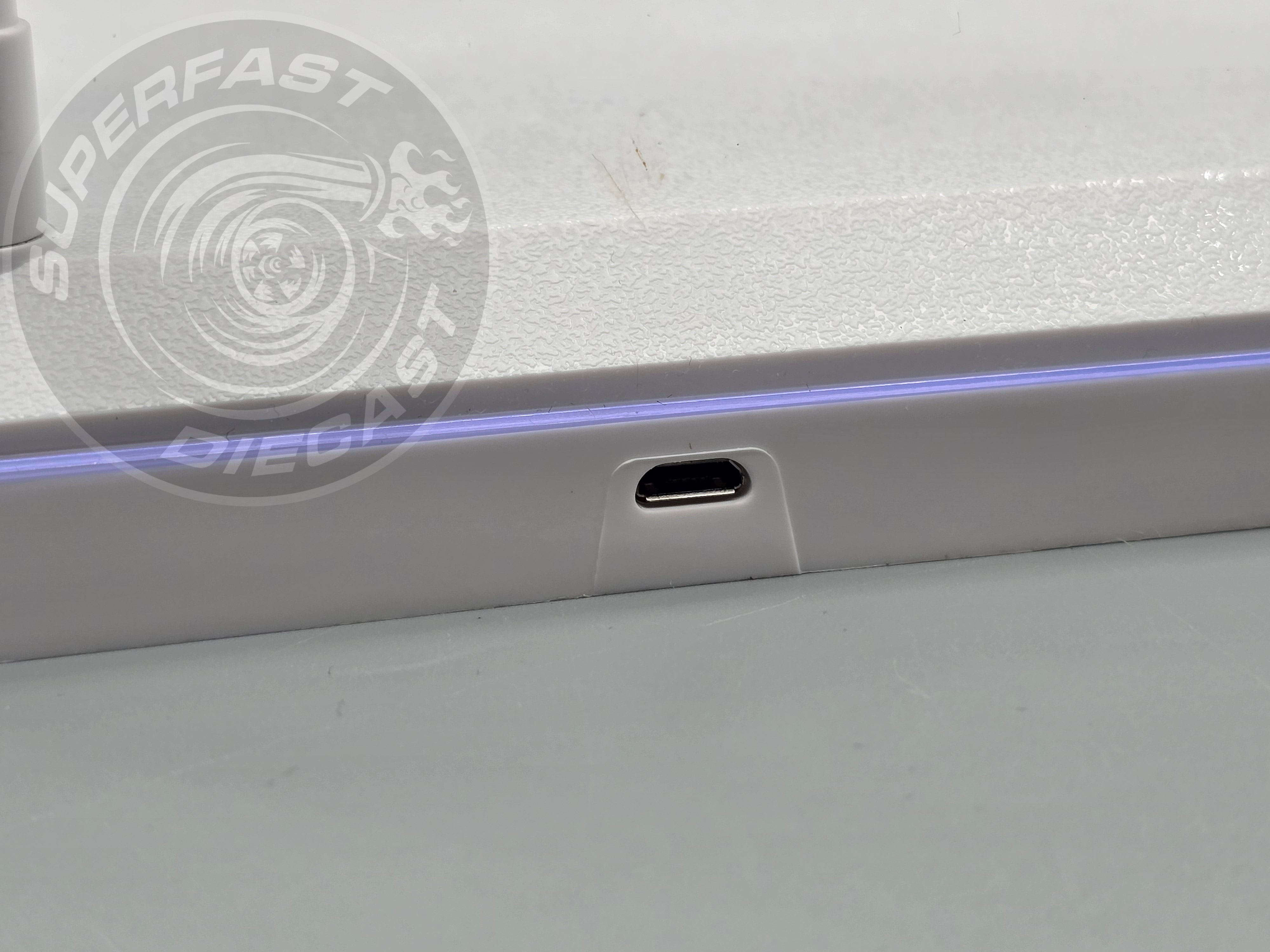 Triple 9 - 1:18 LED DISPLAY CASE, 4 ADJUSTABLE LIGHTS 35 X 15 X 16CM WITH WHITE BASE - T9-189921