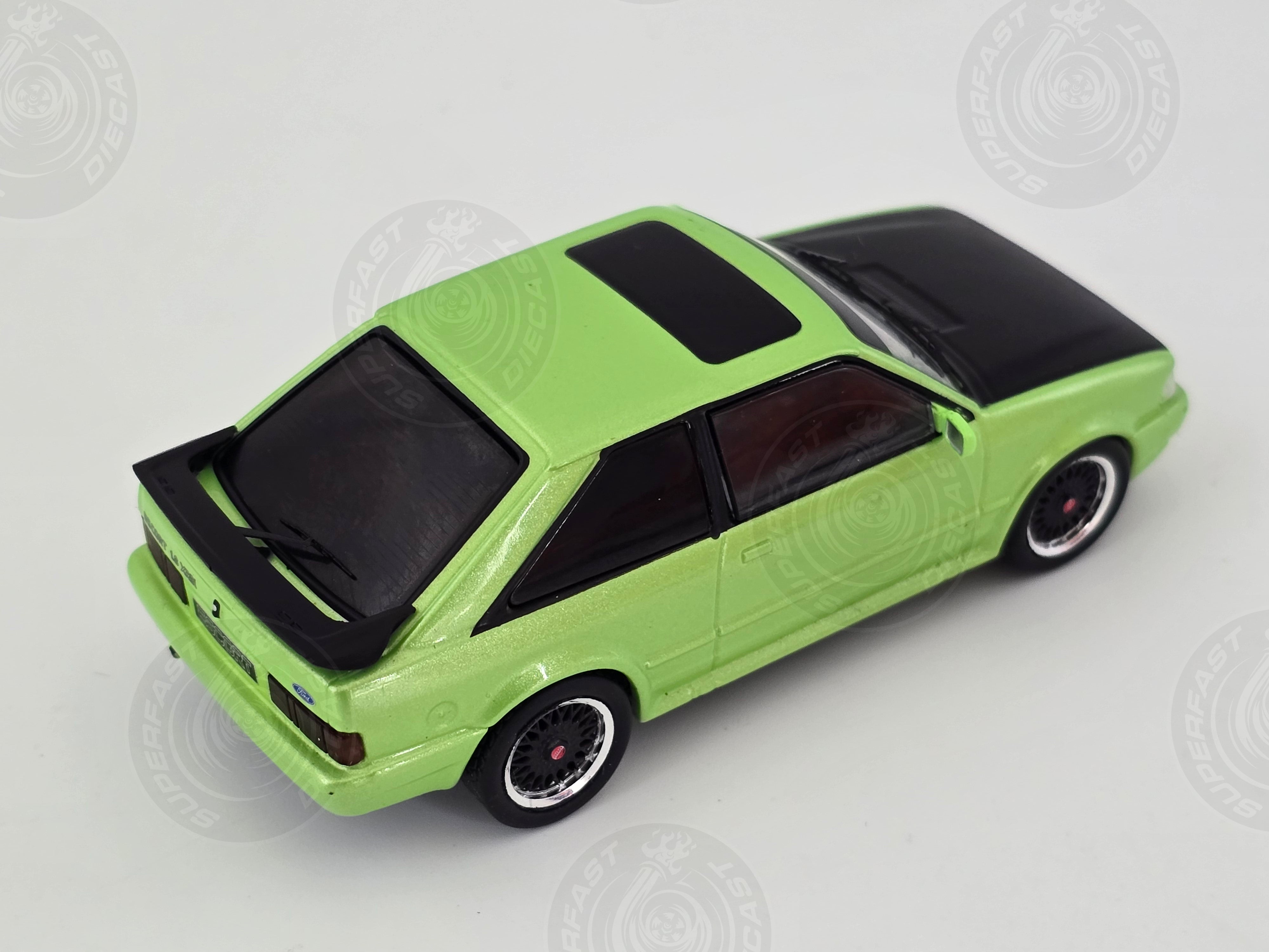IXO 1:43 Scale Diecast Model Car - 1990 Ford Escort Mk3 XR3, Green/Black - 	IXOCLC584N.22