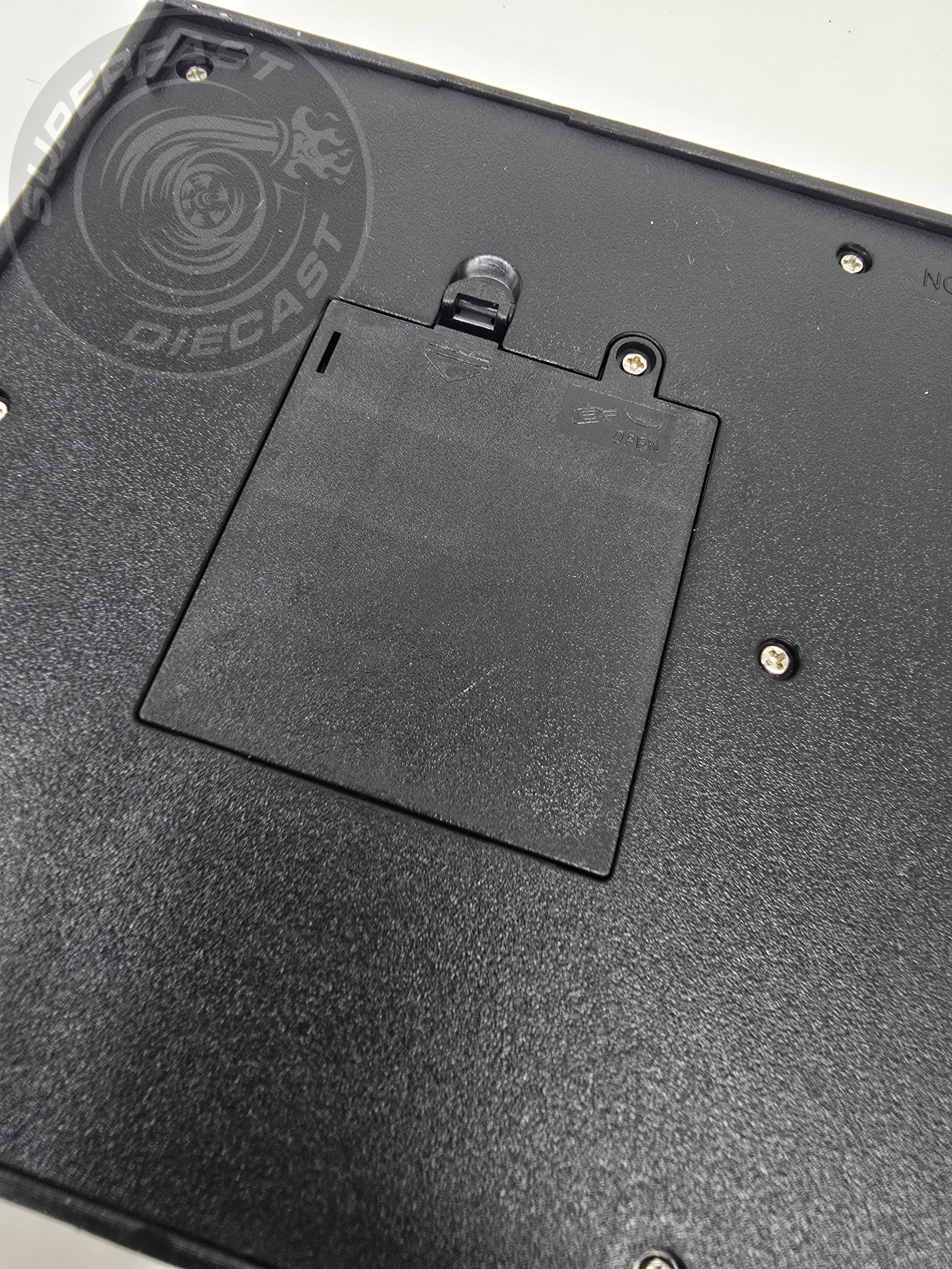 Triple 9 - 1:18 LED DISPLAY CASE, 4 ADJUSTABLE LIGHTS 35 X 15 X 16CM WITH SILVER BASE - 189922