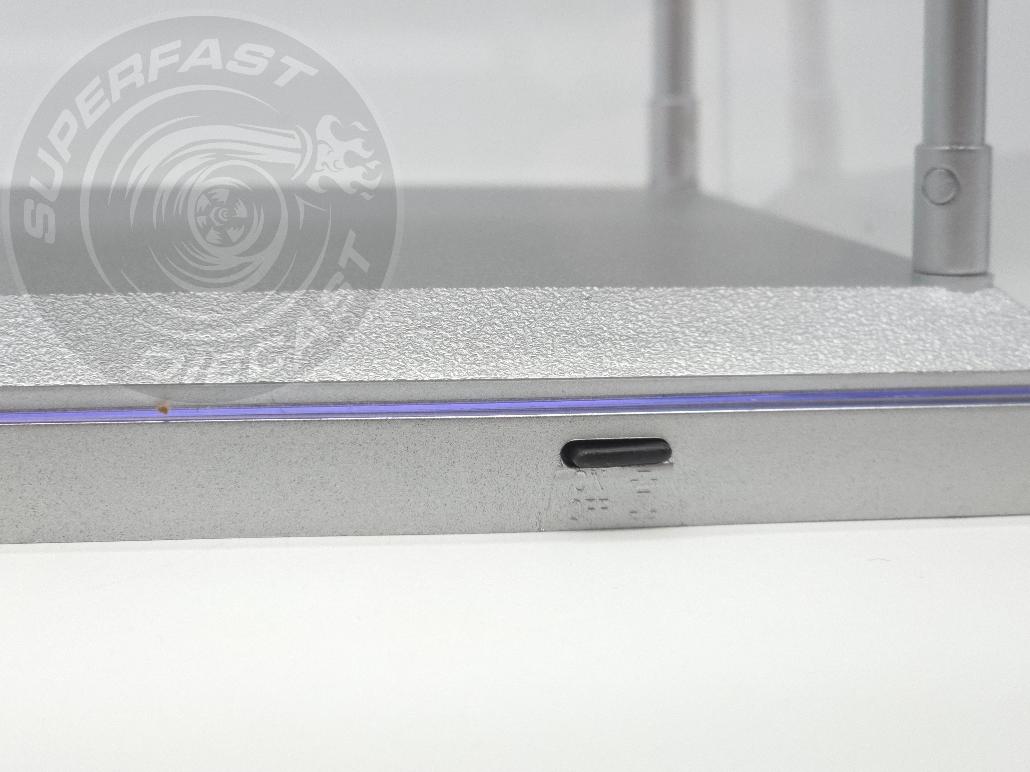 Triple 9 - 1:18 LED DISPLAY CASE, 4 ADJUSTABLE LIGHTS 35 X 15 X 16CM WITH SILVER BASE - 189922