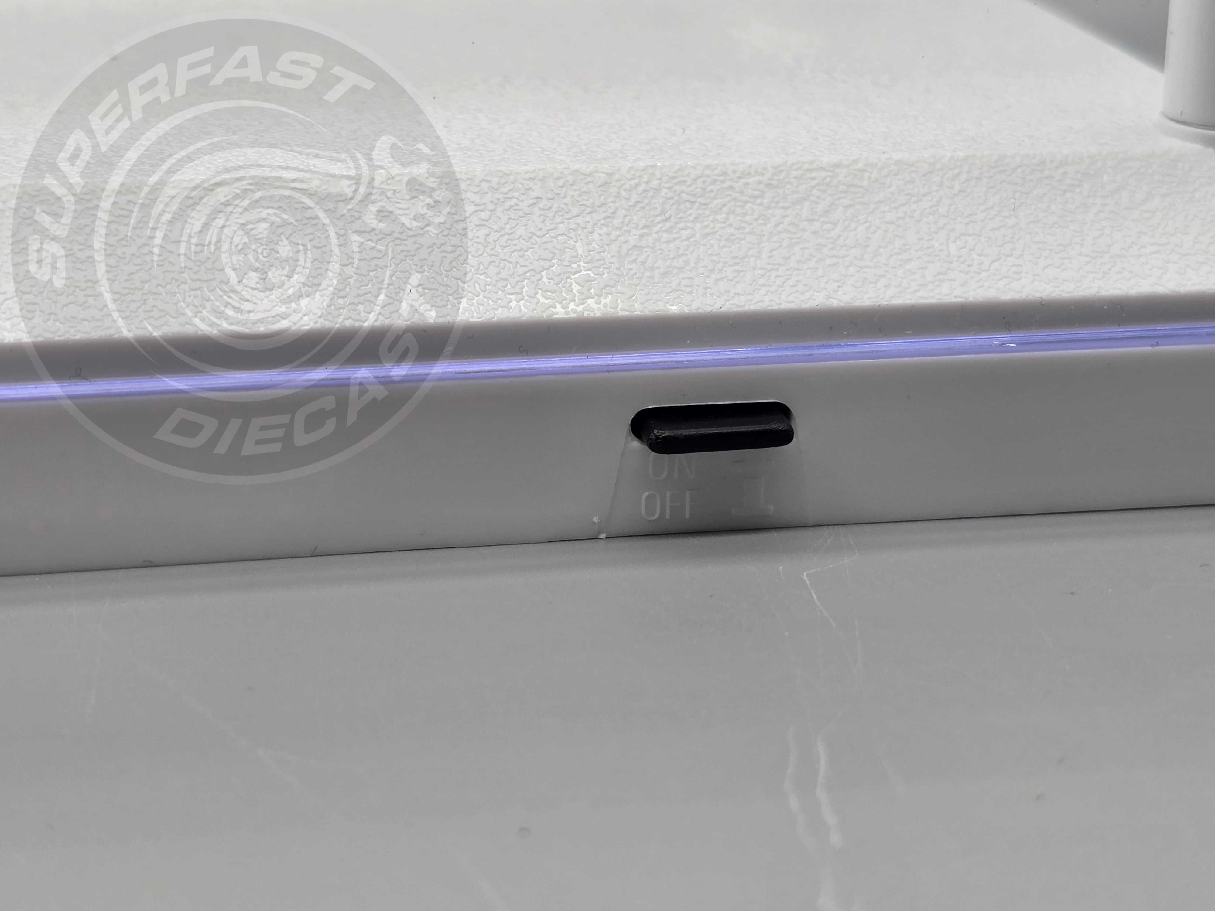 Triple 9 - 1:18 LED DISPLAY CASE, 4 ADJUSTABLE LIGHTS 35 X 15 X 16CM WITH WHITE BASE - T9-189921