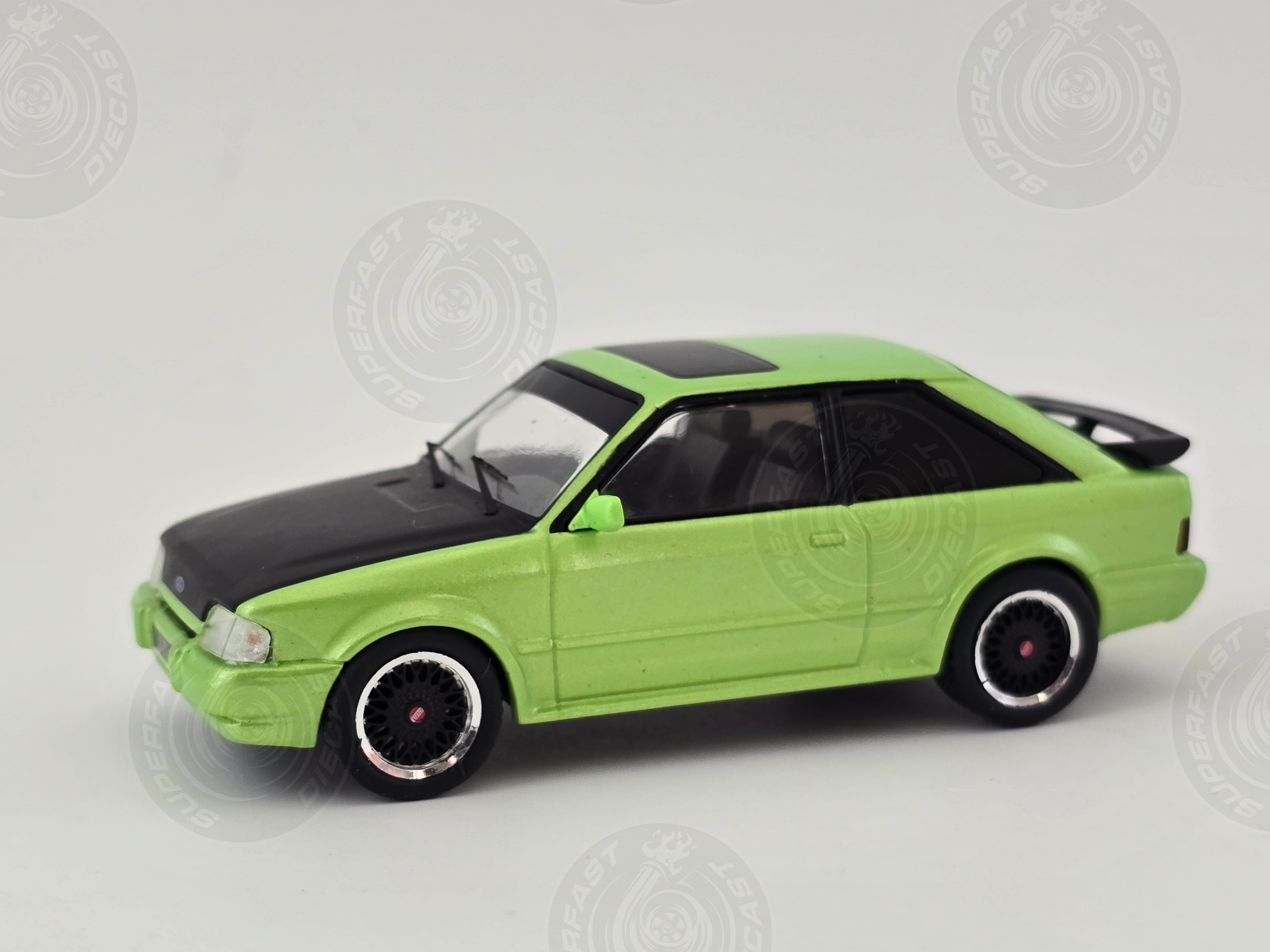 IXO 1:43 Scale Diecast Model Car - 1990 Ford Escort Mk3 XR3, Green/Black - 	IXOCLC584N.22