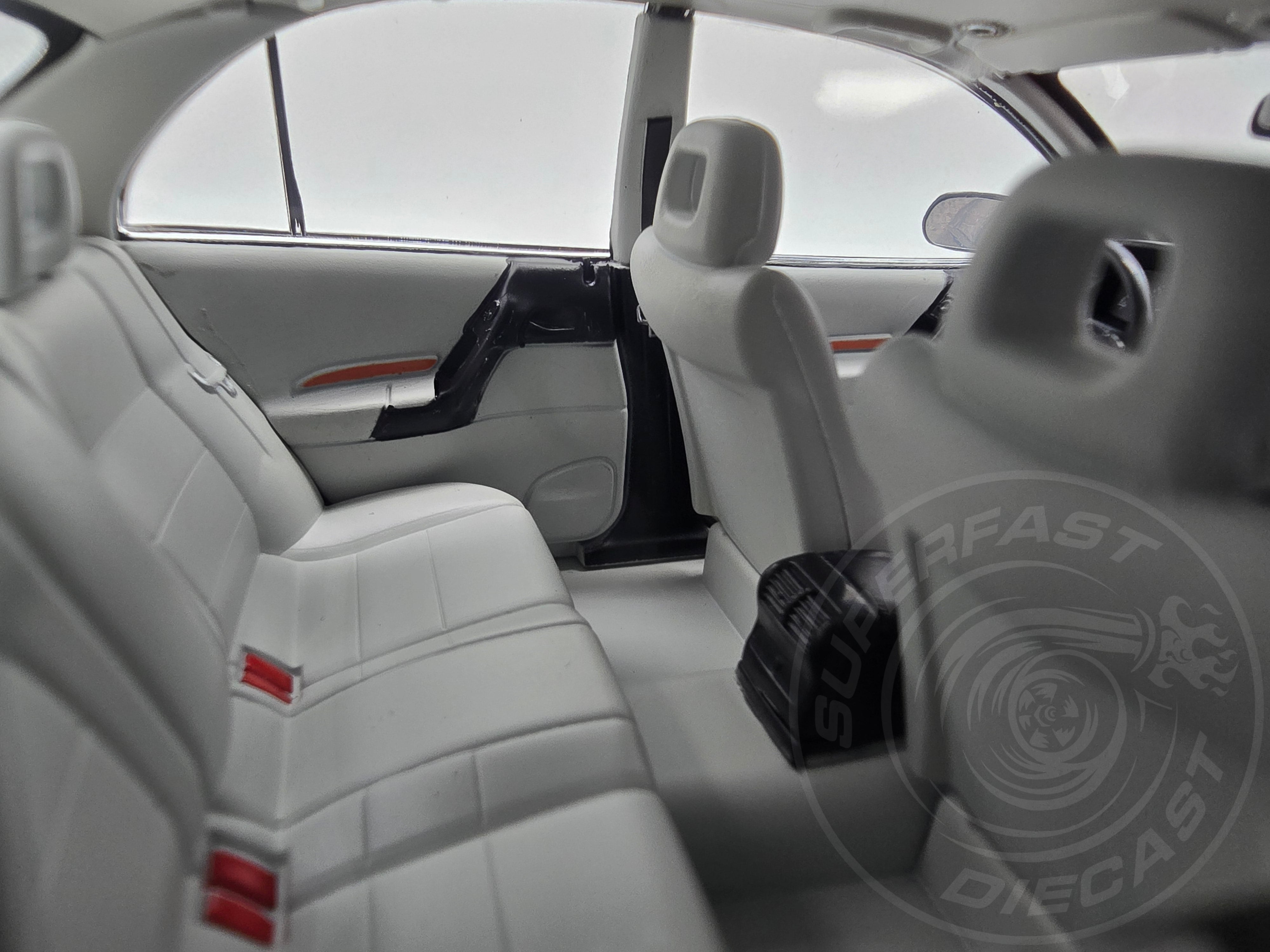 Triple 9 -  1:18 Scale Diecast - 1996 Opel Omega B CD, Jungle Green - T9-1800433