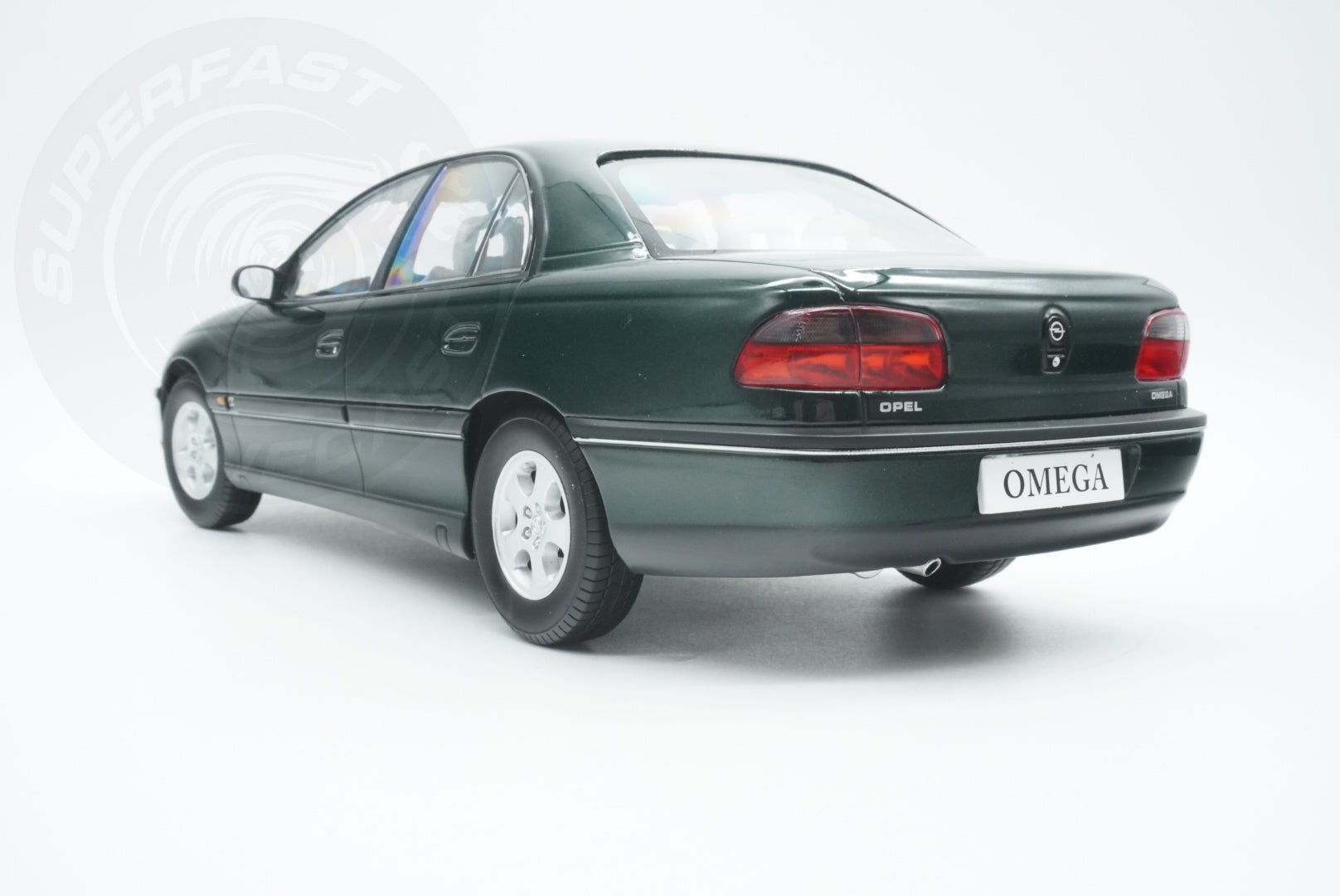 Triple 9 -  1:18 Scale Diecast - 1996 Opel Omega B CD, Jungle Green - T9-1800433