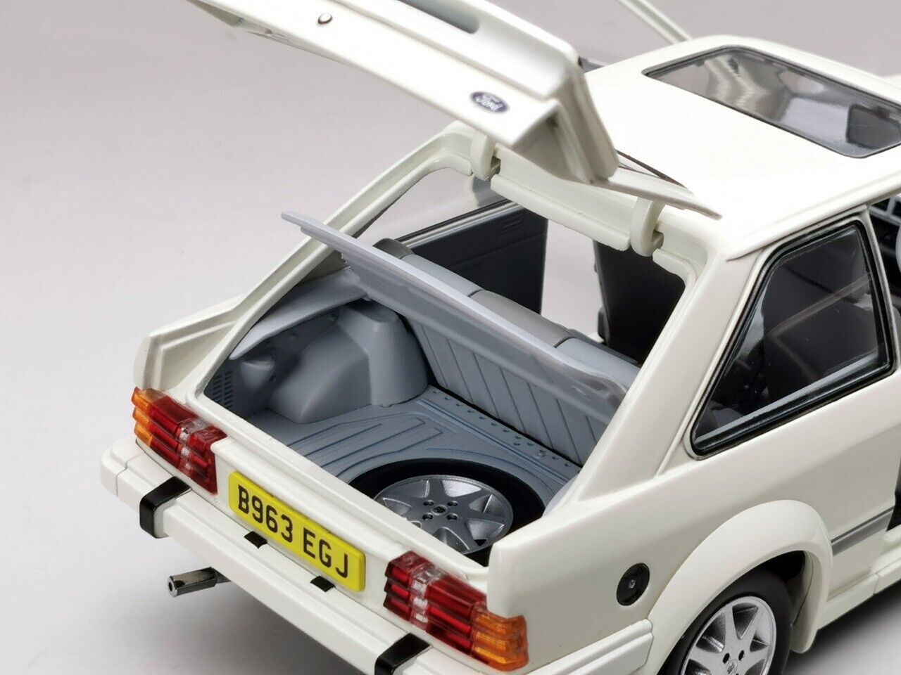 SUNSTAR 1:18 Scale Ford Escort Mk3 RS Turbo S1 in White - RHD