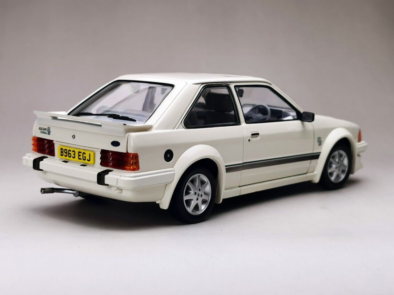 SUNSTAR 1:18 Scale Ford Escort Mk3 RS Turbo S1 in White - RHD