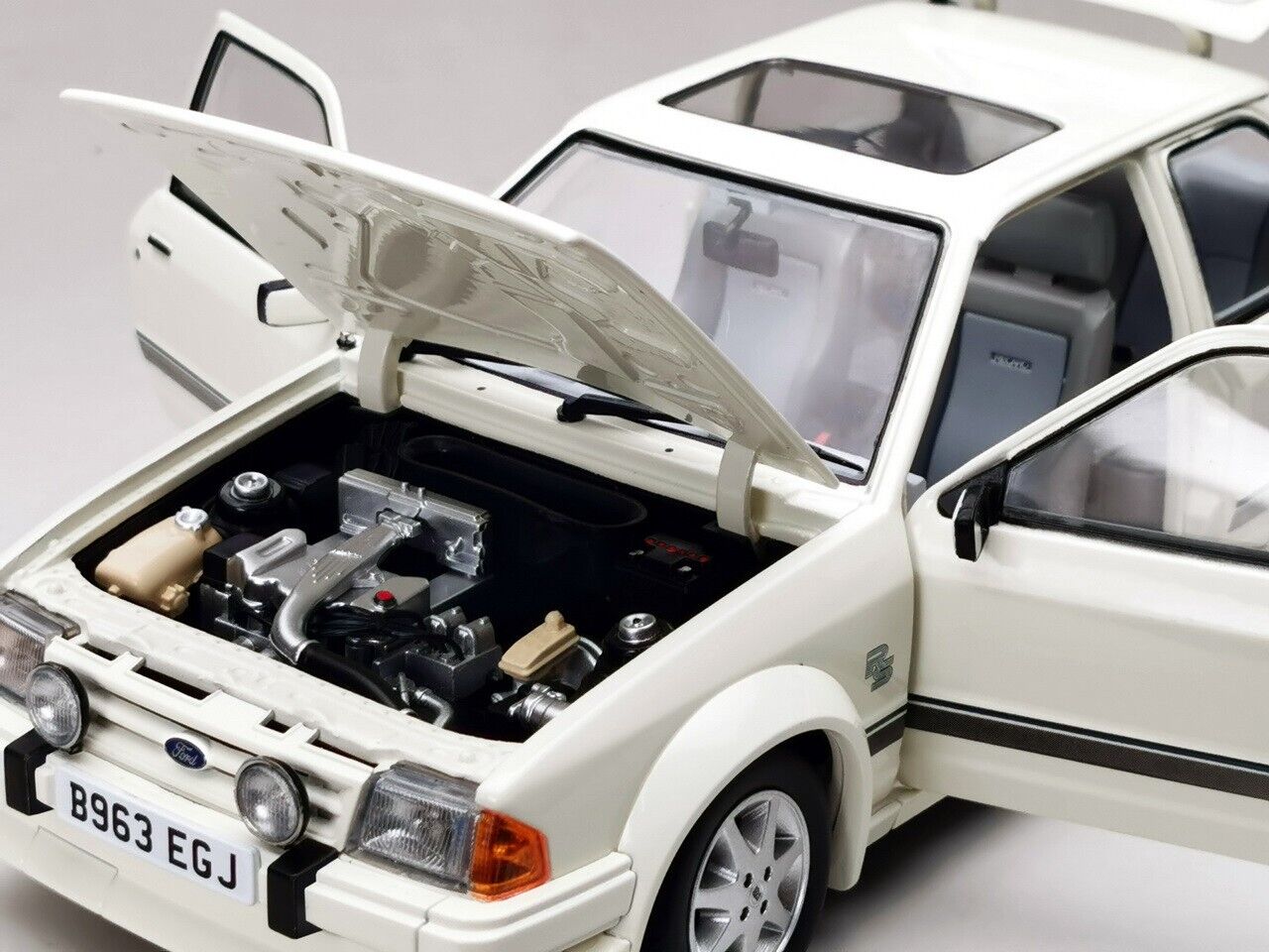 SUNSTAR 1:18 Scale Ford Escort Mk3 RS Turbo S1 in White - RHD