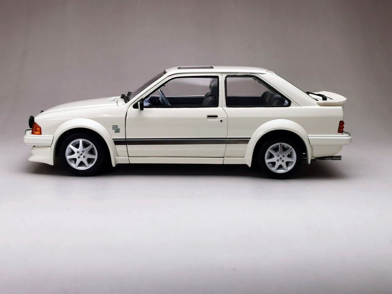 SUNSTAR 1:18 Scale Ford Escort Mk3 RS Turbo S1 in White - RHD