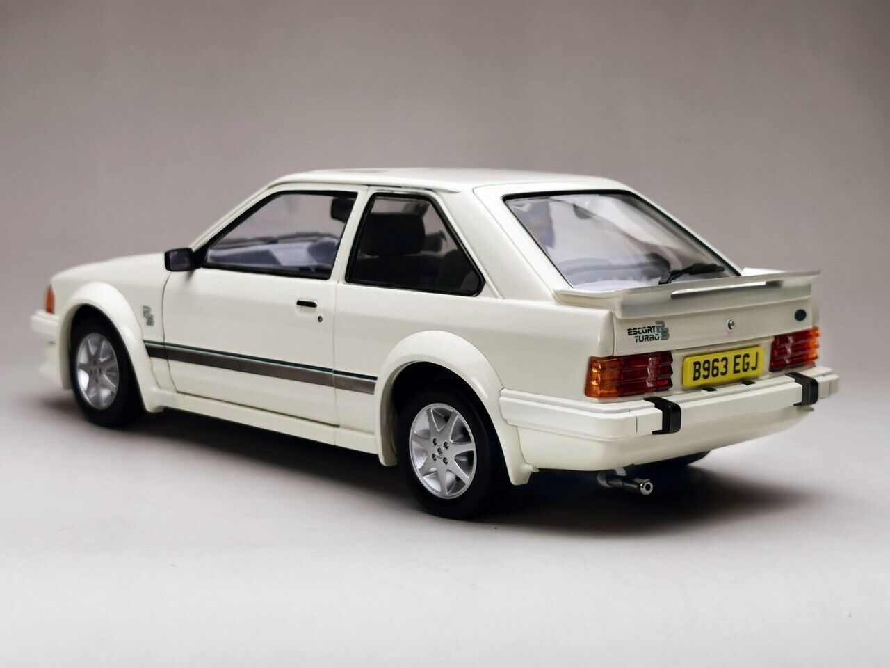 SUNSTAR 1:18 Scale Ford Escort Mk3 RS Turbo S1 in White - RHD