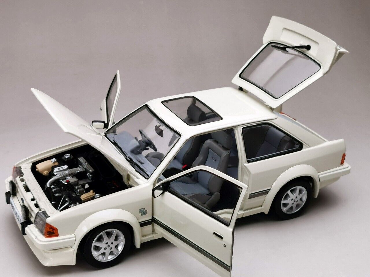 SUNSTAR 1:18 Scale Ford Escort Mk3 RS Turbo S1 in White - RHD