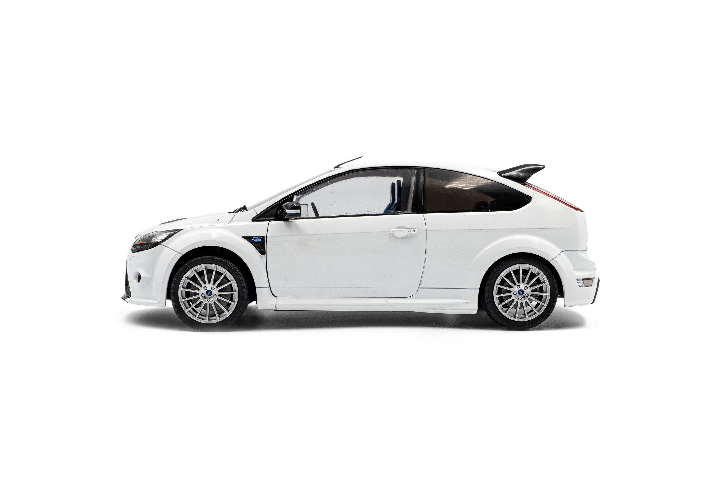 SOLIDO 1:18 Scale - 2009 Ford Focus RS Mk2, Pack RS Plus - Frozen White Metallic - S1813102