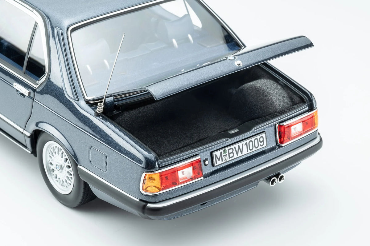 Touring Modelcars 1:18 Scale Diecast - 1984 BMW 745i E23 - Arctic Blue Metallic - 18023000