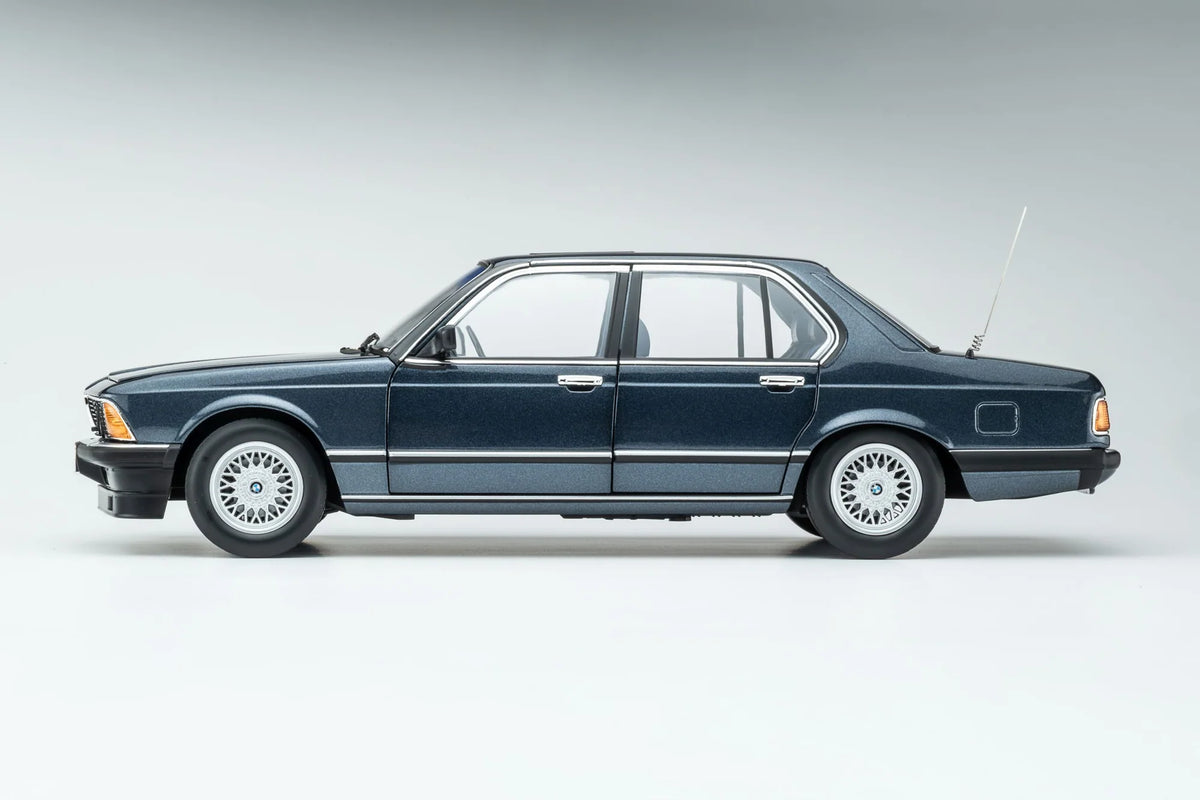 Touring Modelcars 1:18 Scale Diecast - 1984 BMW 745i E23 - Arctic Blue Metallic - 18023000