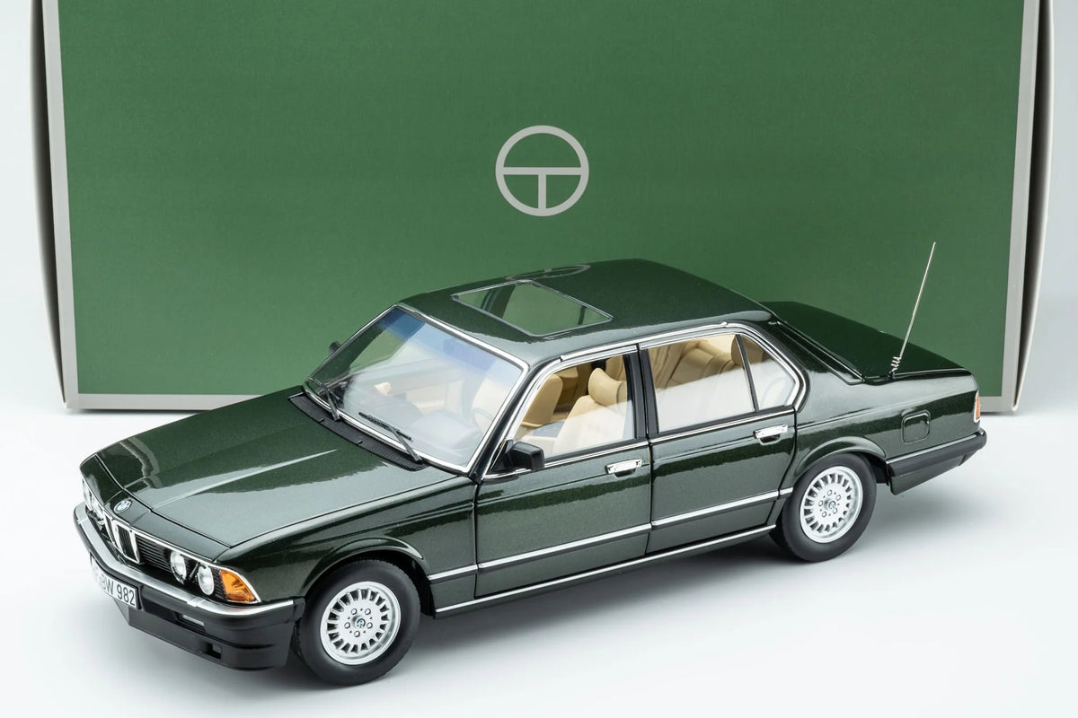 Touring Modelcars 1:18 Scale Diecast - 1984 BMW 745i E23 - Achat Green Metallic - 18023001